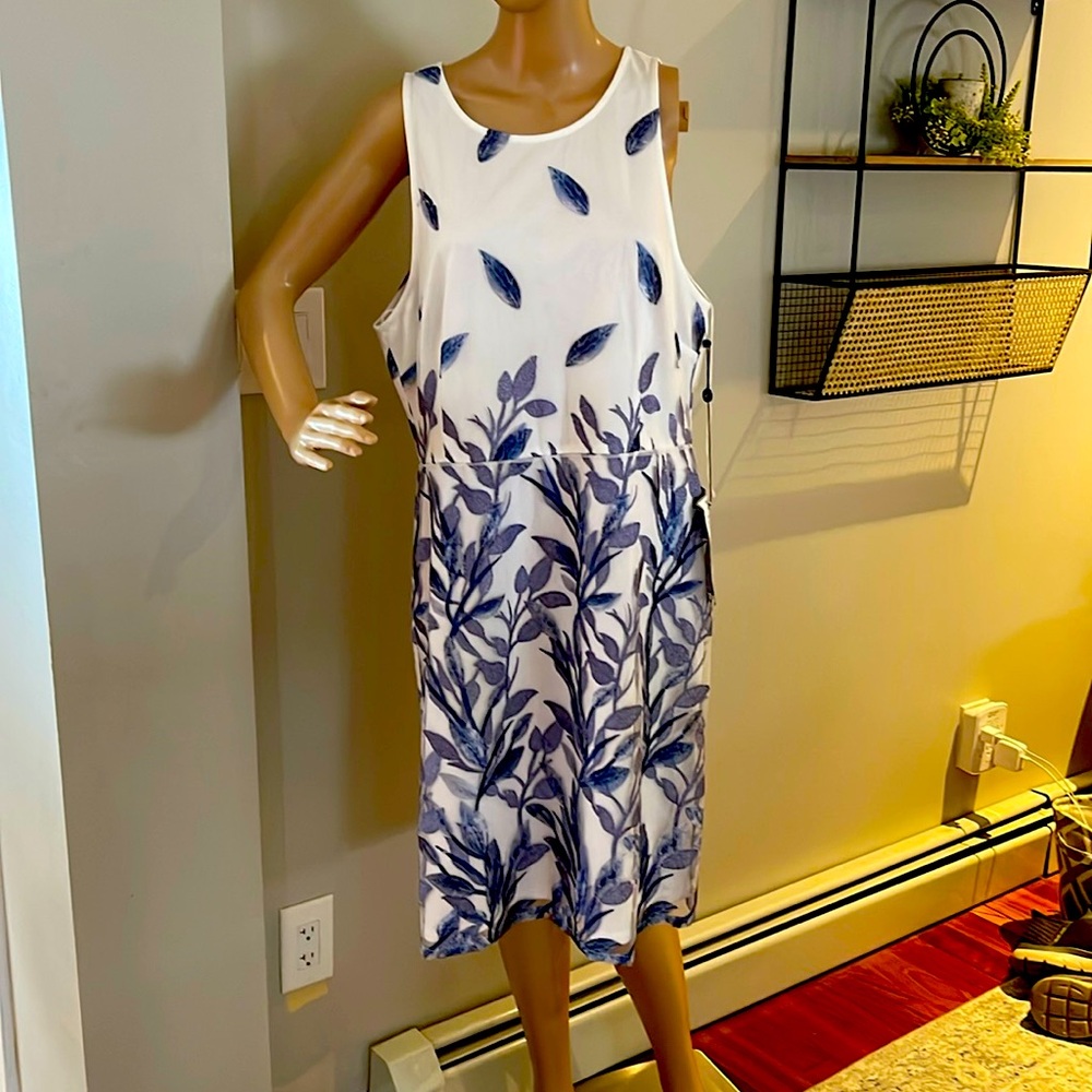 Beautiful brand new dress bought for a wedding but never wore. Size16.